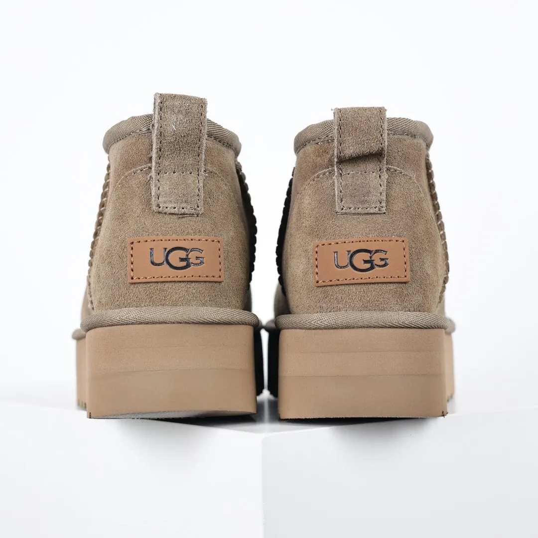 Pick up locally 💰560 The core recommendation is good price UGG Thick-soled short style Zhou Dongyu Same style series Xiaohongshu hot model Henan Longfeng leather production Sheepskin and wool integrated Top quality in the market 2-3 cm cashmere insole to keep warm in winter and suitable for home use UUG has launched a style series in the new year, partially skewed towards the preferences of young consumers, and has also been at the forefront of fashion trends. Shoe body material Water-repellent coated suede upper 17mm UGGPURE™ implanted wool insole Lightweight non-slip comfortable rubber outsole With brand LOGO Trademark Comes with full packaging Size: 35 36 37 38 39 40
